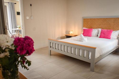 Postel nebo postele na pokoji v ubytování Bois Mapou Self Catering Apartments Unit 204