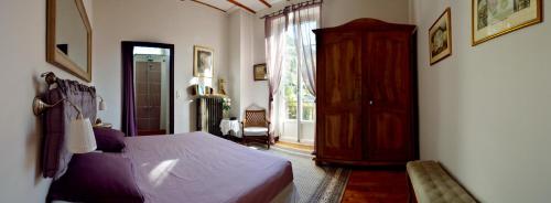 une chambre avec un lit et une grande fenêtre dans l'établissement La Ribambelle, à Saint-Martin-Vésubie