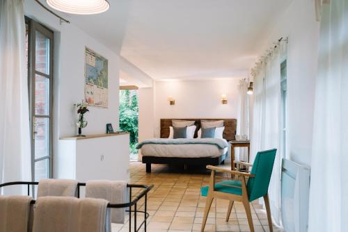 Bonneville-la-LouvetにあるLe Pré Doréのベッドルーム1室(ベッド1台、テーブル、椅子付)