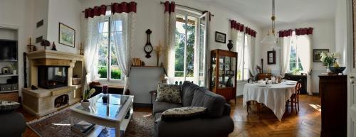 un salon avec un canapé et une table dans l'établissement La Ribambelle, à Saint-Martin-Vésubie