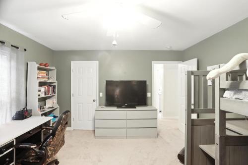 Телевизор и/или развлекательный центр в Lowcountry Luxury Near Palmetto Bluff home