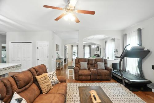 Гостиная зона в Lowcountry Luxury Near Palmetto Bluff home