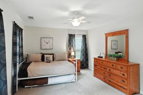 Кровать или кровати в номере Lowcountry Luxury Near Palmetto Bluff home