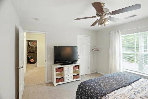 Телевизор и/или развлекательный центр в Lowcountry Luxury Near Palmetto Bluff home