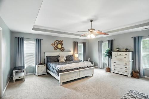 Гостиная зона в Lowcountry Luxury Near Palmetto Bluff home