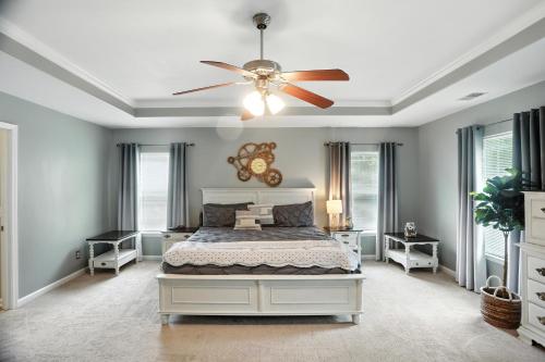 Кровать или кровати в номере Lowcountry Luxury Near Palmetto Bluff home