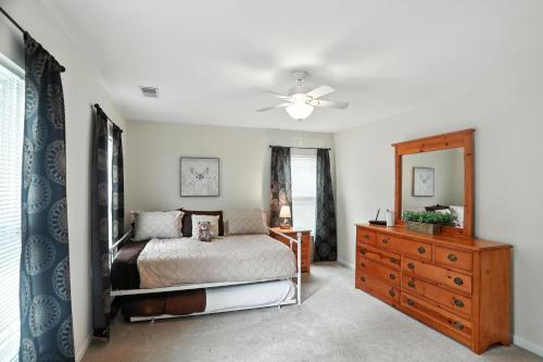 Кровать или кровати в номере Lowcountry Luxury Near Palmetto Bluff home