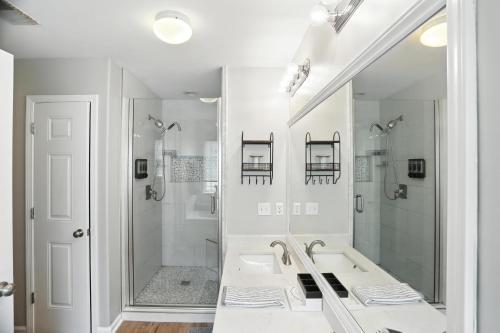 Ванная комната в Lowcountry Luxury Near Palmetto Bluff home