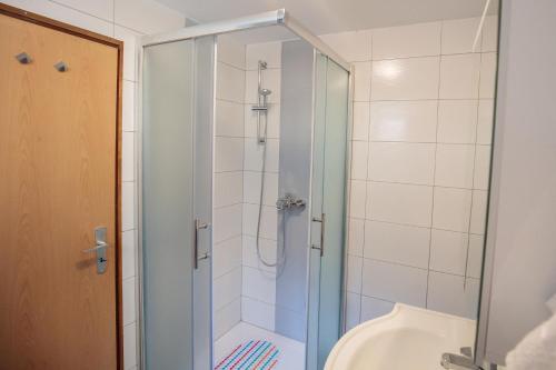 un baño con ducha y WC en Apartman Dunav - PARKING - Self check in, en Osijek