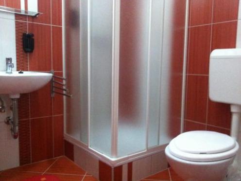 Kisdunapart 510 tesisinde bir banyo