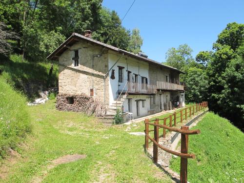 a house on a hill next to a fence at Meiro di Choco in Pradleves