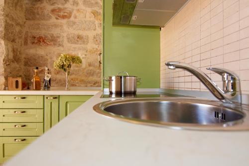 Dalmatian Stone House في كرابانج: طاولة مطبخ مع حوض في مطبخ