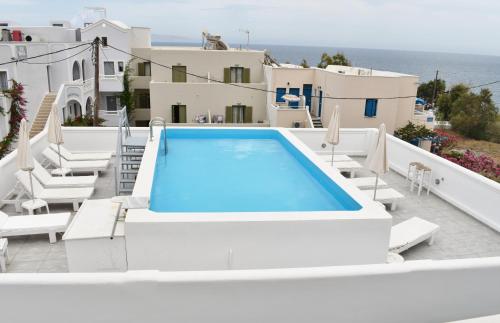 a swimming pool on the roof of a villa at Zacharakis Studios in Kamari