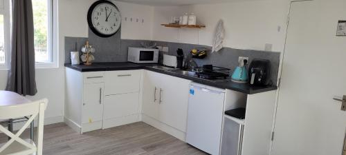 Dapur atau dapur kecil di Apartment In Cheshunt