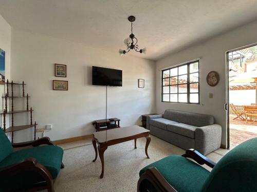 a living room with a couch and a table at Casa Rosita Cerca a Plaza Mayor in Villa de Leyva