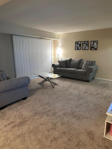 Φωτογραφία από το άλμπουμ του Peaceful 2BR Near Dining & Fun 
