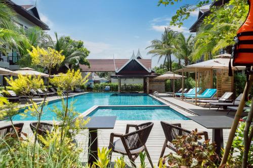 an image of a swimming pool at a resort at Howard Johnson by Wyndham Phuket Naiyang in Thalang