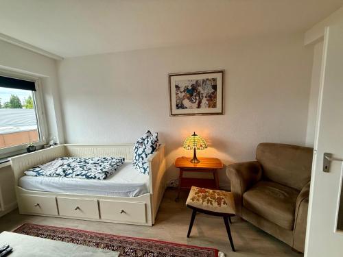 a small bedroom with a bed and a chair at Wu Stay in Wuppertal