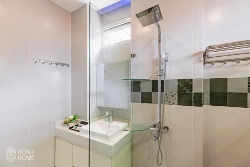 Ein Badezimmer in der Unterkunft Private 5-6BRs house - Walk to BenThanh, BuiVien by Gon De Home