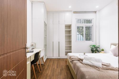 Ein Bett oder Betten in einem Zimmer der Unterkunft Private 5-6BRs house - Walk to BenThanh, BuiVien by Gon De Home