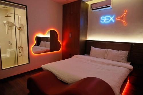 En eller flere senge i et værelse på Đào Hoa Love Hotel