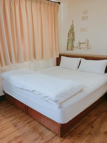 a large bed in a room with a window at Mingyuan Homestay in Jinhu