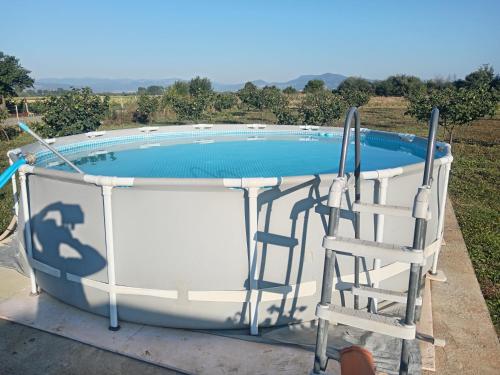 Hay una escalera al lado de una pequeña piscina. en Kamp sv.Jovan, en Pirot