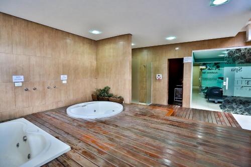 ein großes Badezimmer mit zwei Waschbecken und einer Badewanne in der Unterkunft Monte Serrat Hotel in Santos