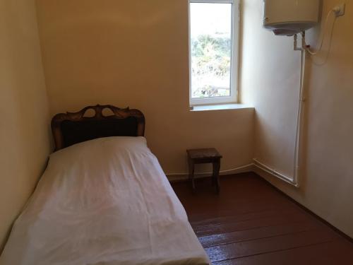  Meghri Inn -  Room  picture :   Tea/Coffee maker    Shower    TV                           