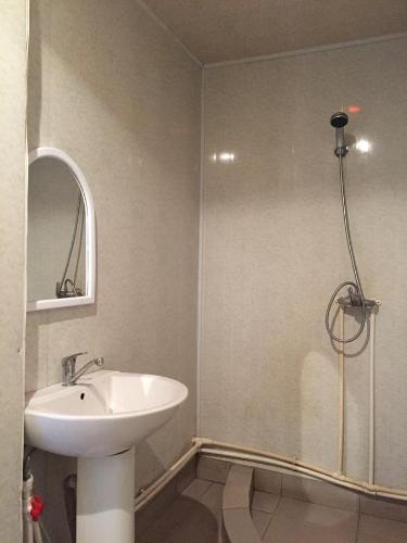  Meghri Inn -  Room  picture :   Tea/Coffee maker    Shower    TV                           