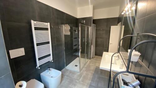 a bathroom with a toilet and a shower and a sink at Residenza Ermete in Civitavecchia