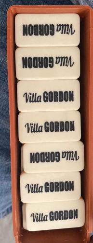 a wooden box with the words moloko dima viola goni at Villa Gordon in Santa Cruz de Barahona