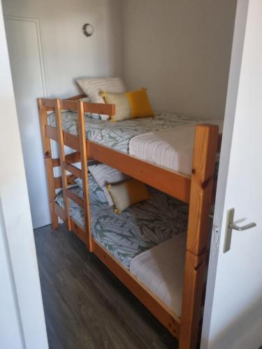 two bunk beds in a small room at le capitole in Fréjus