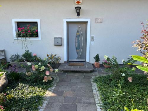 a front door of a house with flowers at Gemütliche und geräumige Unterkunft, Nähe Linz in Luftenberg an der Donau