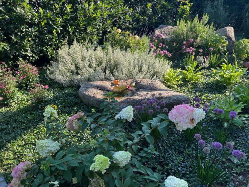 a garden with many different flowers and rocks at Gemütliche und geräumige Unterkunft, Nähe Linz in Luftenberg an der Donau