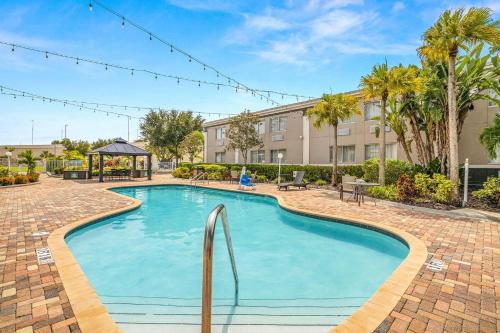 a pool with a gazebo and a building at Quality Inn & Suites Tampa near Fairgrounds and Casino in Tampa