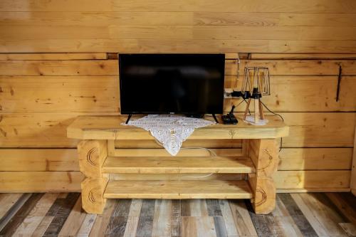 a wooden table with a television on top of it at Etno SELO Uskoci in Uskoci