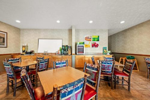 a dining room with tables and chairs in a restaurant at Quality Inn & Suites Big Stone Gap in Big Stone Gap