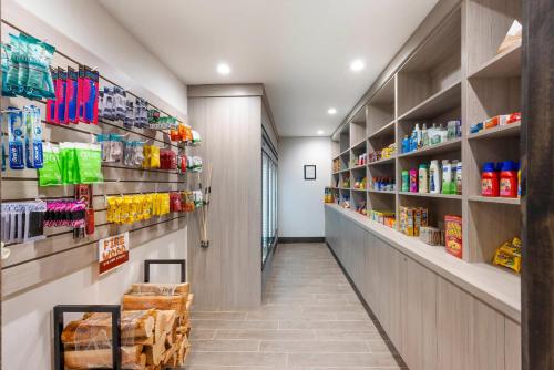 Supermarket nebo jiné obchody v  hotelu nebo okolí