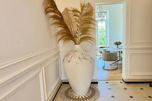 ランスにあるHôtel Particulier - 5 minutes de Reimsの大白花瓶
