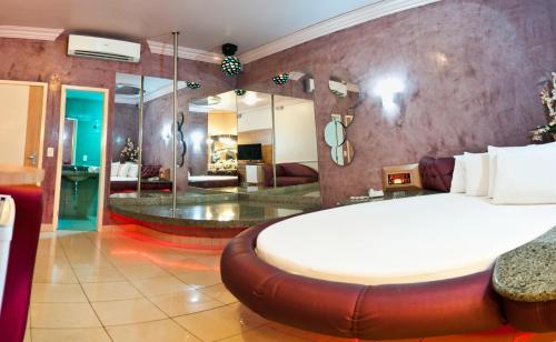 フォルタレザにあるShanadu Motel (Adults Only)のベッドルーム(大型ベッド1台、大きな鏡付)