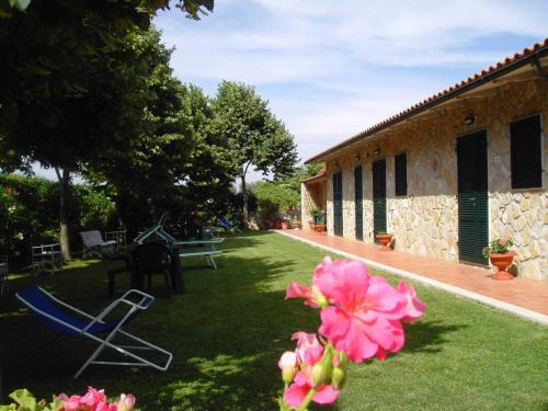 Κήπος έξω από το Agriturismo Poggio del Drago