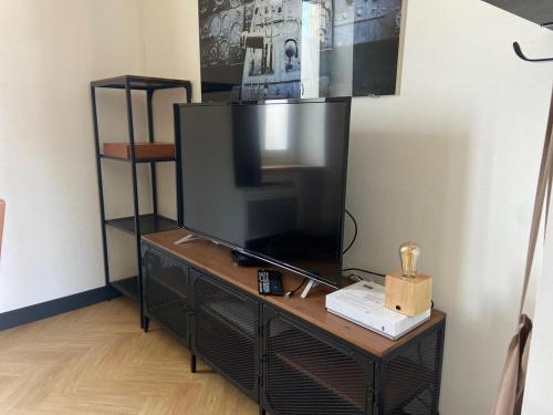 a flat screen tv sitting on top of a table at Chez Julien - Maison 5 personnes in Trouy