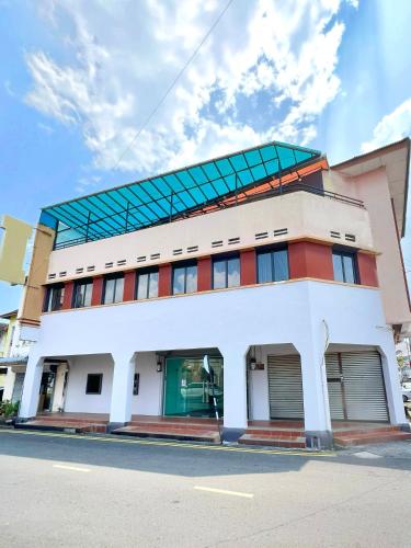 a building on the side of a street at Quee Hotel in George Town
