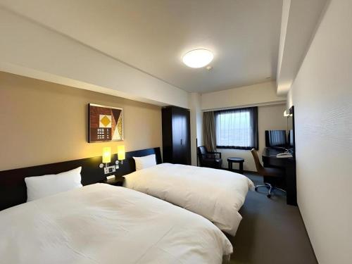 Кровать или кровати в номере Hotel Route Inn Hirosaki Ekimae