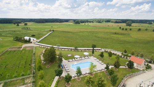 an aerial view of an estate with a swimming pool at Posiadłość Wiejska i Ogrody Acqua di Rosa in Zameczek