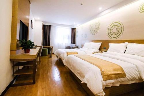 Postel nebo postele na pokoji v ubytování GreenTree Inn Huaibei Xiangshan District Guogou Square Hotel