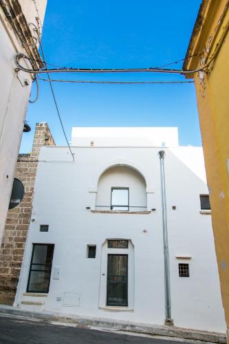 a white building with a window on the side at Scisa de li belli in Parabita