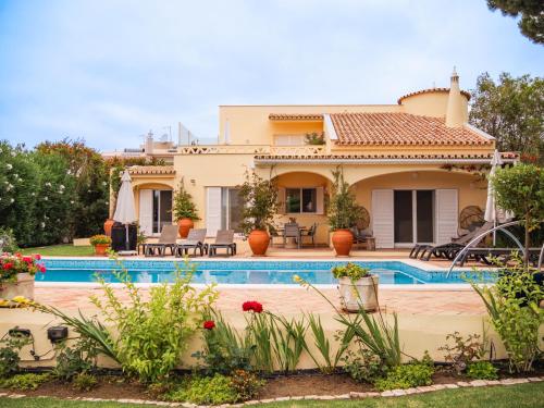 Beach villa Casa de Amanhã 450 mts to the beach with beautiful garden and heated saltwater pool photo 2