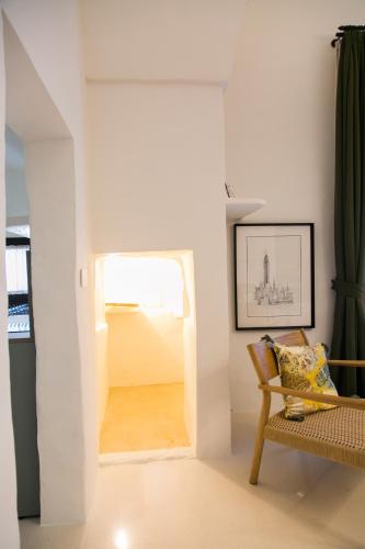 a living room with a door leading to a hallway at Scisa de li belli in Parabita